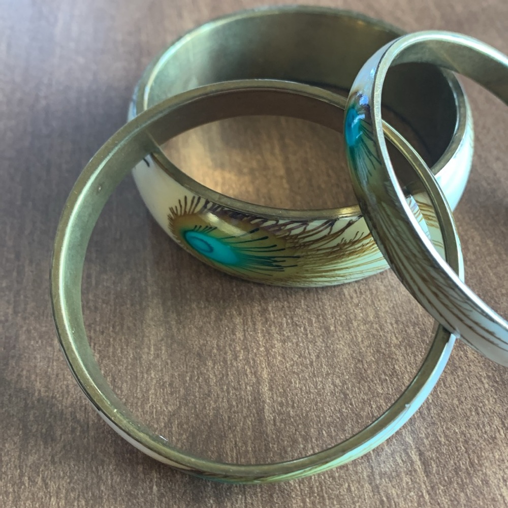 Elegant Gold and Cream Bangle Set with peacock feathers - Picture 4 of 4